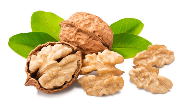 растрескивание орехов на белом
