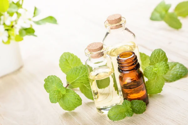 Aceite Esencial Menta Fresca Sobre Tabla Madera — Foto de Stock