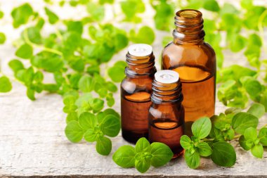 Kekik esans kehribar cam şişede ahşap tahta üzerinde