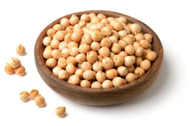 Beyaz arkaplanda izole edilmiş nohutlar