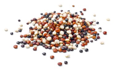 Beyaz arka planda (büyük tilt shift lens ile çekilen alan derinliği, ham quinoa closeup)