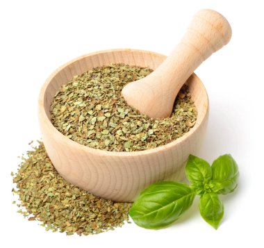 Beyaz arka plan üzerinde izole ahşap harç, kurutulmuş fesleğen