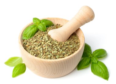 Beyaz arka plan üzerinde izole ahşap harç, kurutulmuş fesleğen