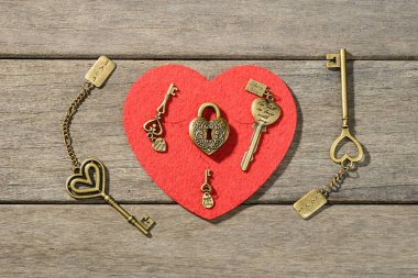 bronz kalp şekli kilit ve anahtarları