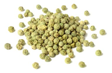 Beyaz arka plan üzerinde izole kurutulmuş yeşil peppercorns closeup