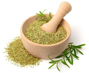 kuru otlar, tahta kaşık, beyaz arka plan üzerinde izole Kurutulmuş biberiye yaprağı