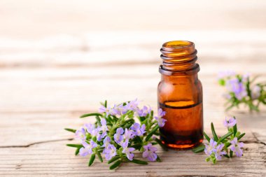 Biberiye masaj yağı ve ahşap tahta çiçekler