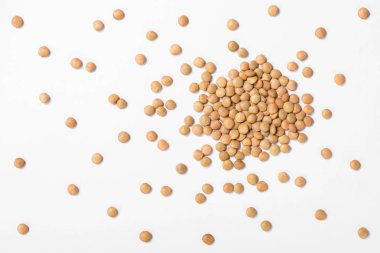 Beyaz, üstüne çiğ mercimek görüntülemek