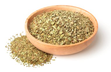 Beyaz arka plan üzerinde izole ezilmiş fesleğen yaprakları kurutulur