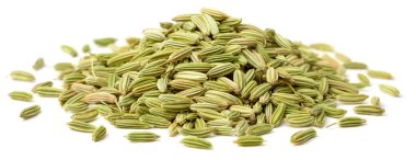 Kurutulmuş rezene tohumları beyaz arkaplanda izole edildi