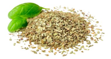 Beyaz arka plan üzerinde izole ezilmiş fesleğen yaprakları kurutulur