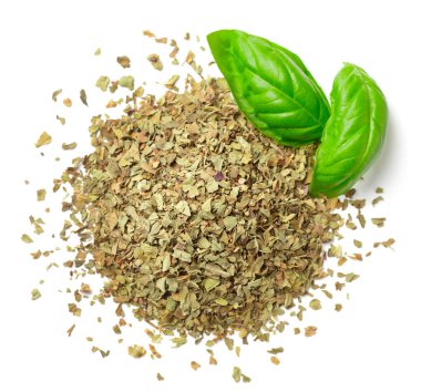 Beyaz arka plan üzerinde izole ezilmiş fesleğen yaprakları kurutulur