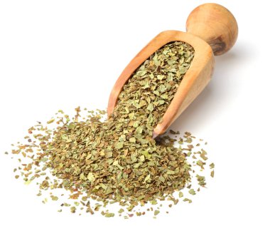 Beyaz arka plan üzerinde izole kurutulmuş fesleğen yaprakları