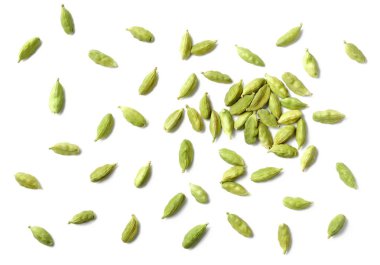 Kurutulmuş kakule üzerinde beyaz izole closeup