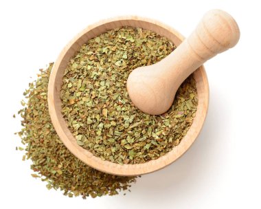 Beyaz arka plan üzerinde izole ahşap harç, kurutulmuş fesleğen