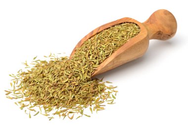 Beyaz arka plan üzerinde izole kurutulmuş kekik yaprakları