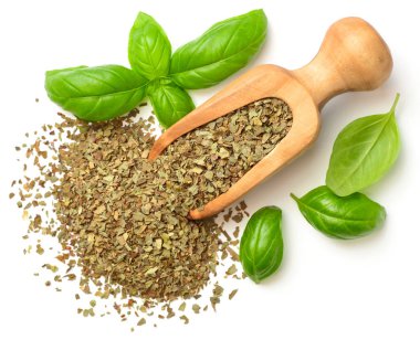 Beyaz arka plan üzerinde izole kurutulmuş fesleğen yaprakları