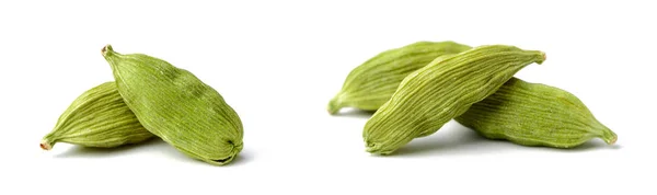 白い背景に分離された乾燥カルダモン種子 — ストック写真