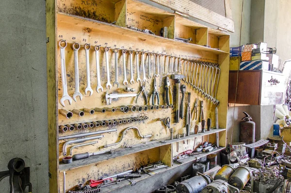 Деревянный Ящик Инструментами Стене Ключами Плоскогубцами Отвертками — стоковое фото