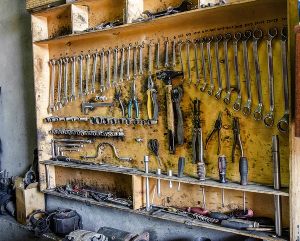 Houten Kist Met Hulpprogramma Muur Sleutels Tangen Schroevendraaiers — Stockfoto