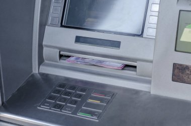 ATM gri metalik para verir