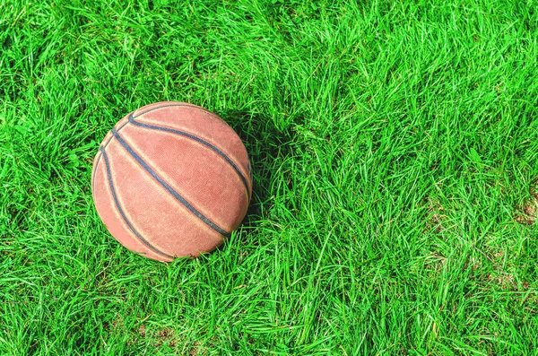 Красный Баскетбол Зеленой Траве — стоковое фото