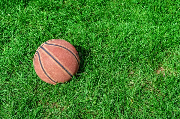 Red Basketball Green Grass — Stock Photo, Image