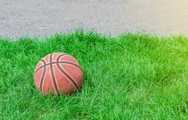 Červené Basketbal Zelené Trávě — Stock fotografie