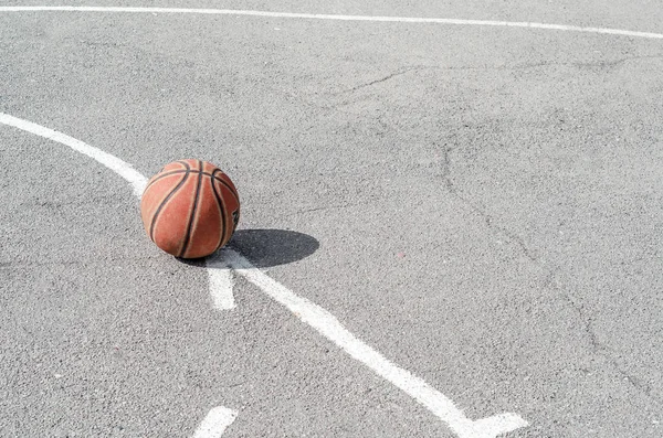 Míč Basket Leží Sportovní Hřiště — Stock fotografie