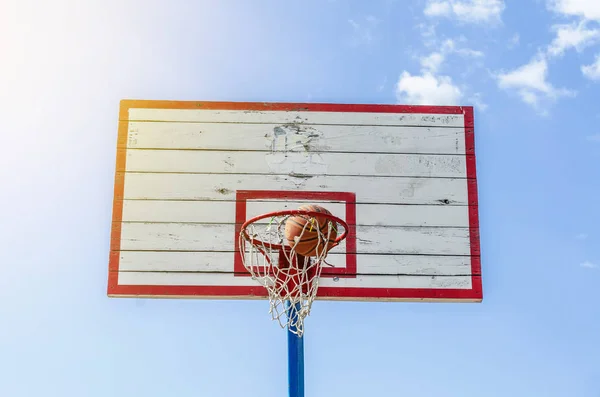 Мяч Игры Баскетбол Мух Ринге Старой Спортивной Площадке — стоковое фото