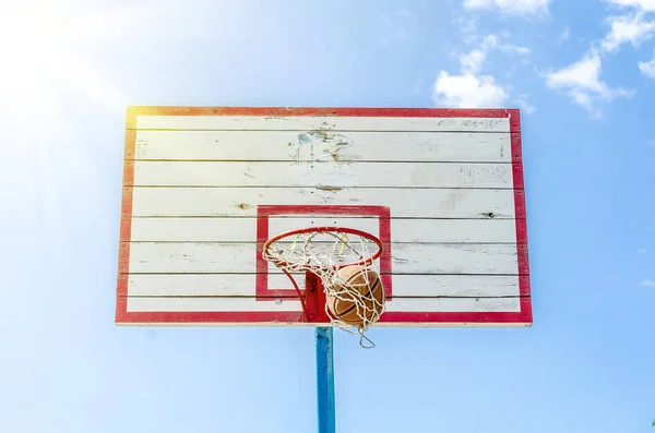 Míč Basket Letí Kruhu Staré Sportoviště — Stock fotografie