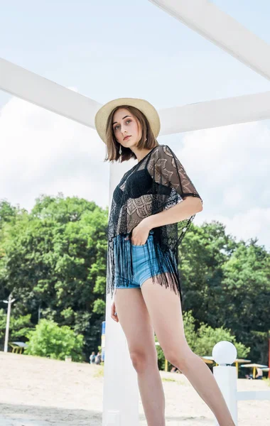 Hermosa Chica Delgada Sombrero Paja Pie Una Tumbona Blanca Playa — Foto de Stock