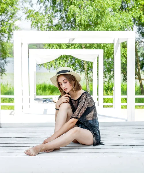 Bela Menina Magro Chapéu Palha Senta Uma Espreguiçadeira Branca Praia — Fotografia de Stock