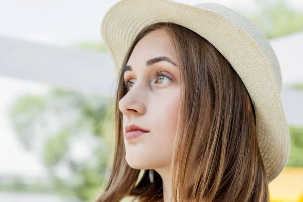 Belle Jeune Fille Mince Dans Chapeau Paille Pose Sur Plage — Photo