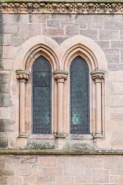 Antik bir Katolik tapınak penceresinde