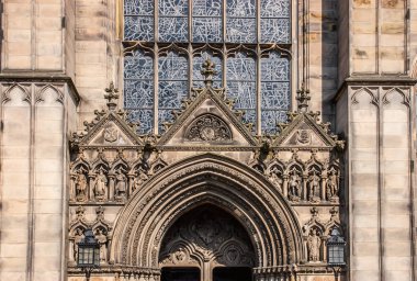 taş kemer girişinde Katolik Kilisesi üzerine doğranmış