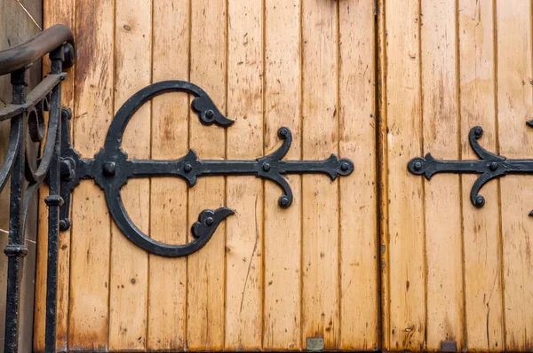 Gesmede Scharnier Een Oude Houten Deur — Stockfoto