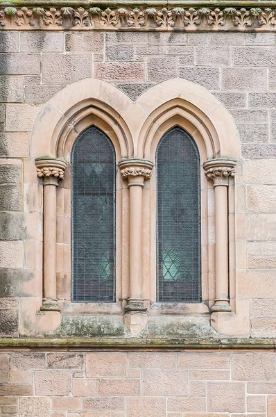 Antik bir Katolik tapınak penceresinde
