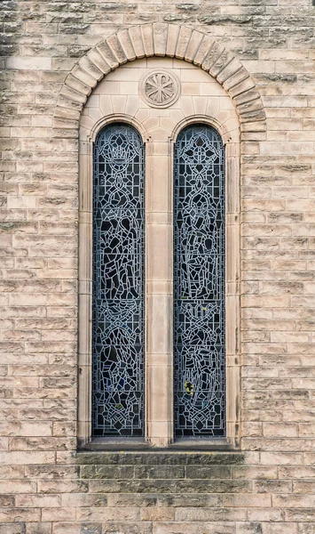 Ablakban Egy Ősi Katolikus Templomban — Stock Fotó