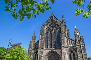 Yüksek Katolik Tapınağı, sivri, kule, İskoçya'da gökyüzü arka plan