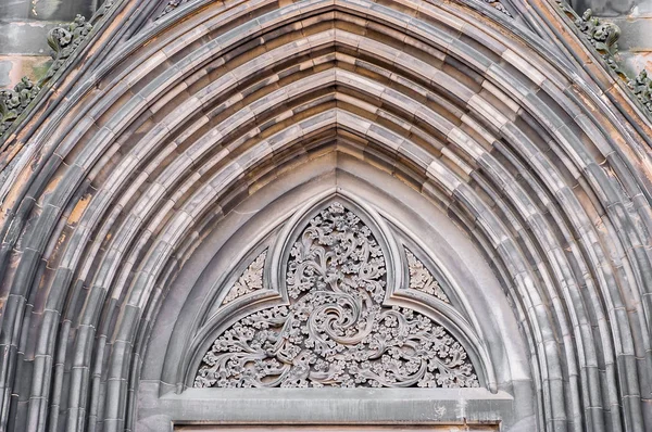 Gehakt Van Stenen Boog Boven Ingang Aan Katholieke Kerk — Stockfoto