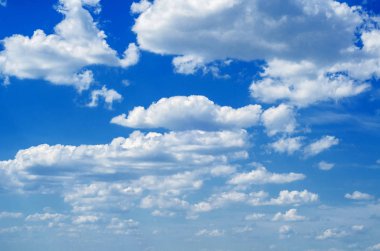 Mavi gökyüzünde beyaz bulutlar