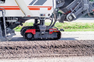 Asfalt yolda birimi kaldırır