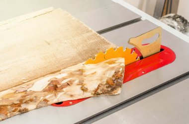 Yönetim Kurulu bir ahşap atölyesinde bir daire testere kesim