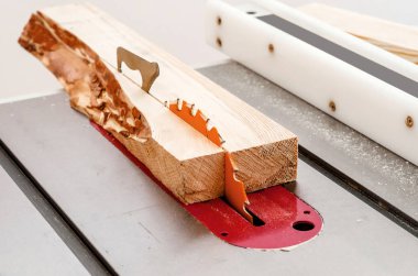 Yönetim Kurulu bir ahşap atölyesinde bir daire testere kesim