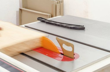 Yönetim Kurulu bir ahşap atölyesinde bir daire testere kesim