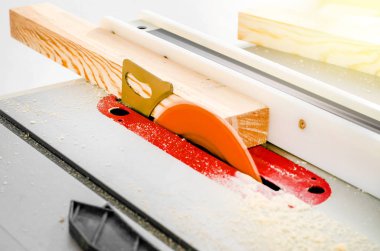 Yönetim Kurulu bir ahşap atölyesinde bir daire testere kesim