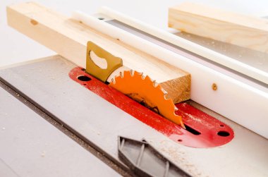 Yönetim Kurulu bir ahşap atölyesinde bir daire testere kesim