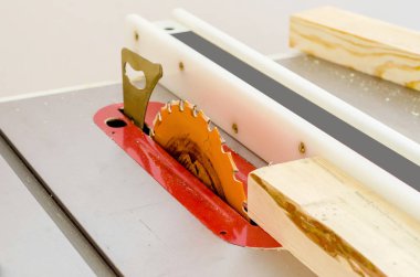 Yönetim Kurulu bir ahşap atölyesinde bir daire testere kesim