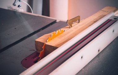 Yönetim Kurulu bir ahşap atölyesinde bir daire testere kesim